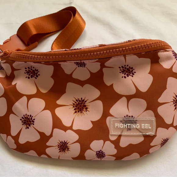 Fighting Eel Fanny Pack - Picture 2 of 6